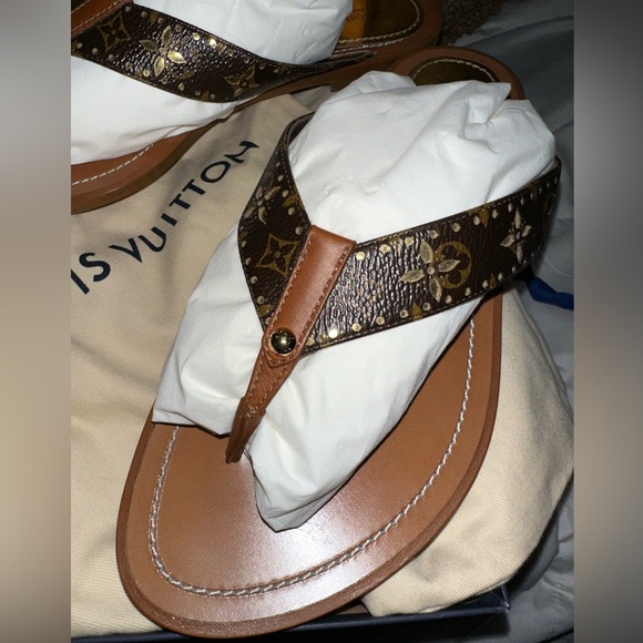 100% Louis Vuitton Thong Sandals✨ - Picture 3 of 13